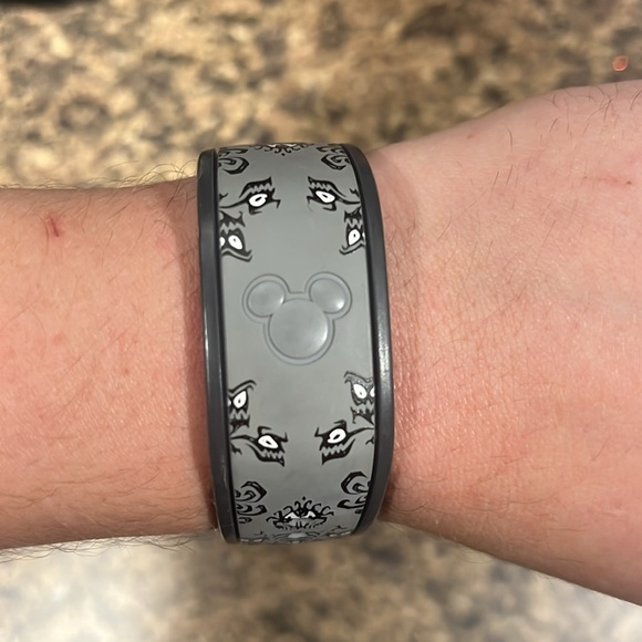 🏚️👻🐭🏰 Disney Limited Release Haunted Mansion Original MagicBand - Picture 3 of 5